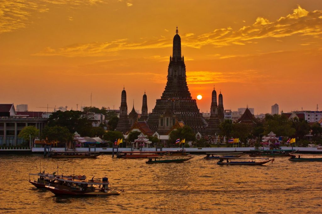 watching the sunset at wat arun temple, restaurants to visit