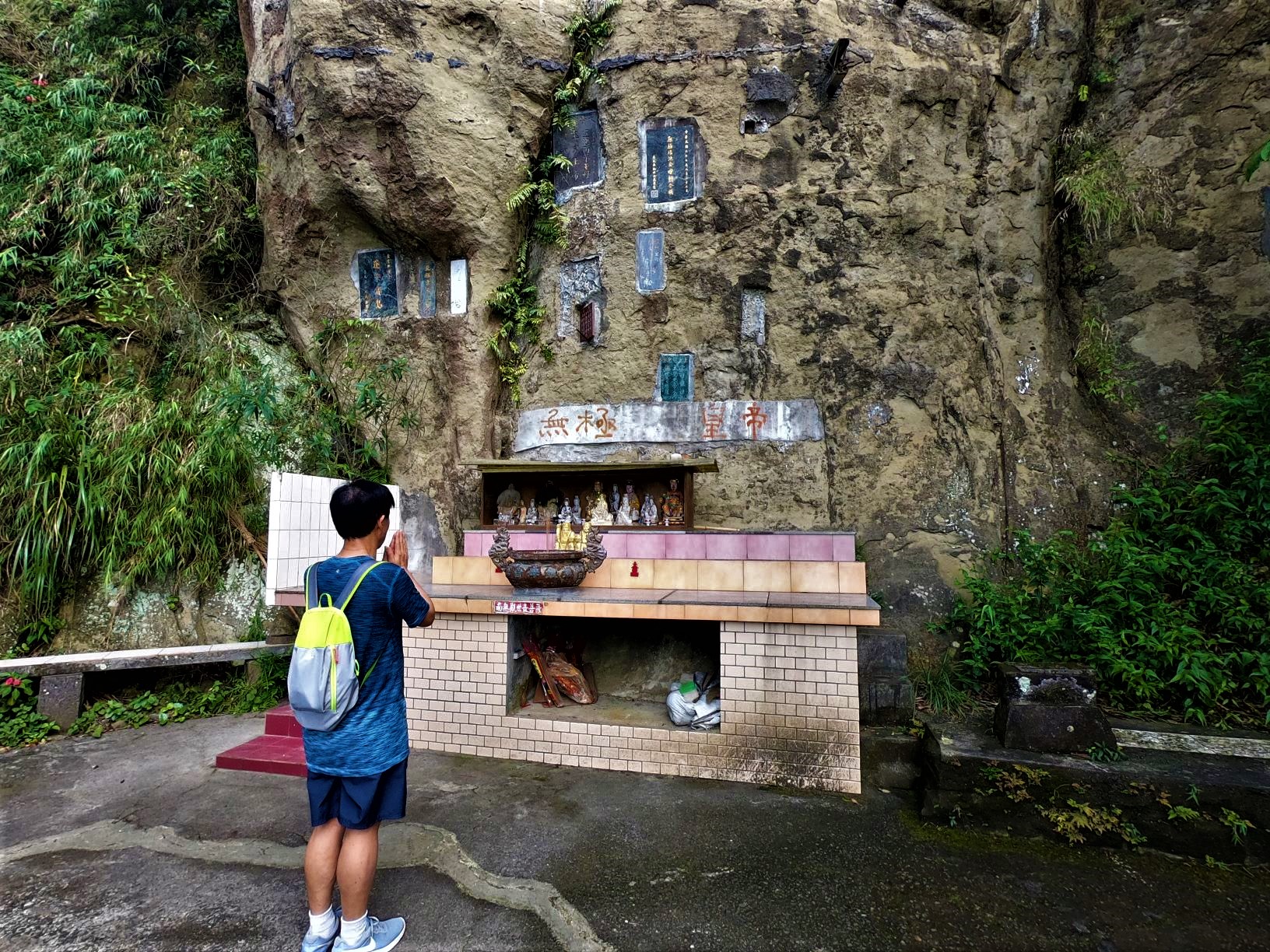 Taiwanese-locals-praying-in-Elephant-Mountain
