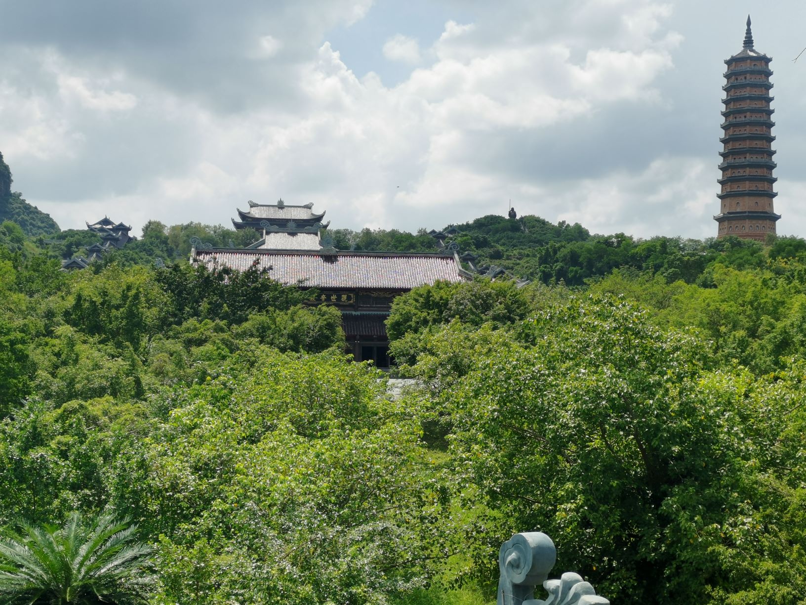 a-sunny-day-bai-dinh-pagoda